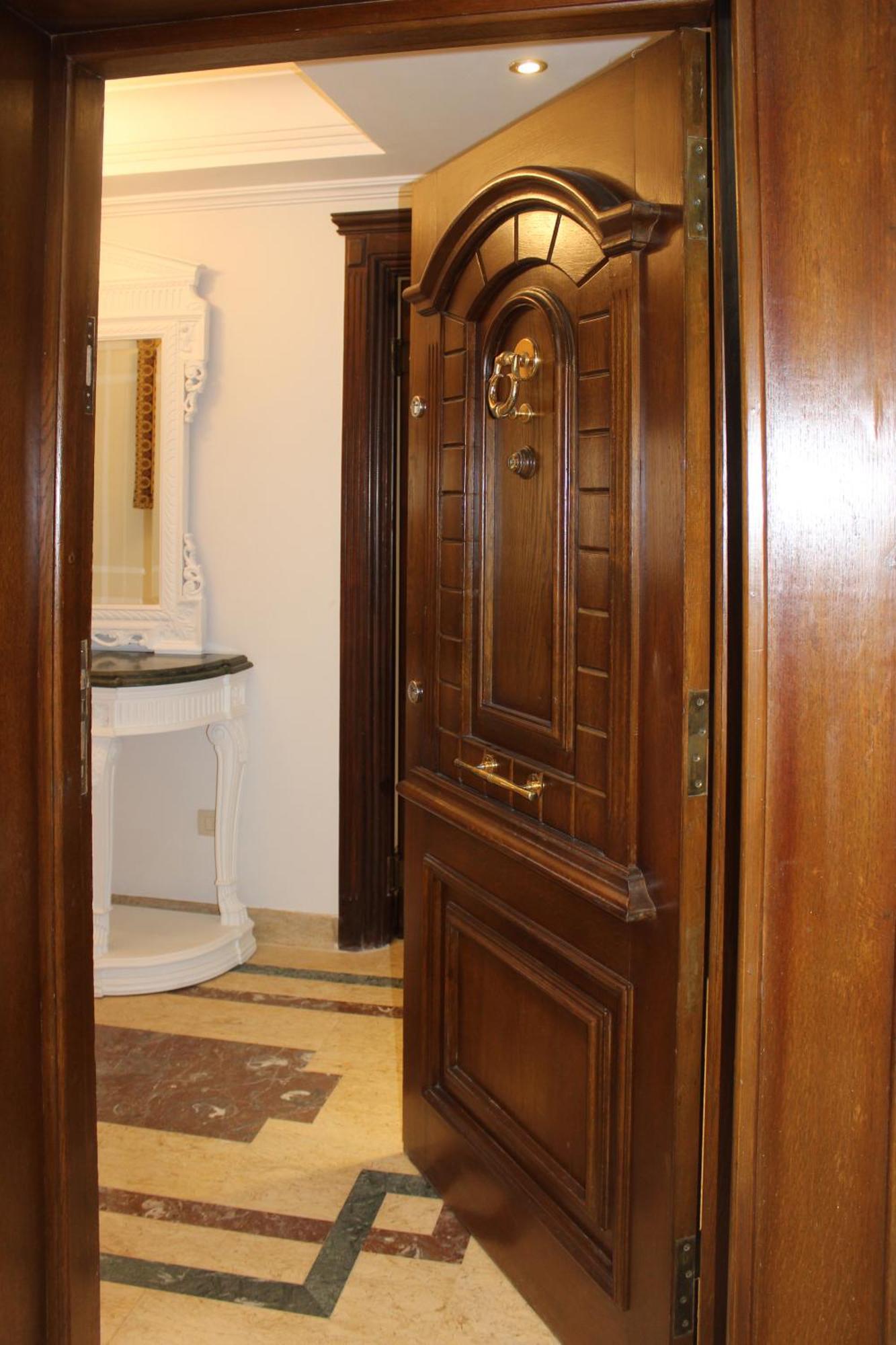 Luxurious Fully Furnished In Apartment *